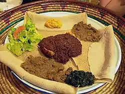 典型衣索比亞及厄立特里亞(英语:)料理:英杰拉(班戟狀薄麵包)及數種wat(燉物)
