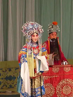 佩戴点翠首饰的京剧旦角演员饰演的王寶釧