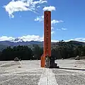 泛美公路厄瓜多段的赤道紀念碑(背景為卡揚貝火山)