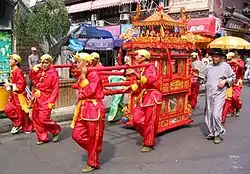 旅遊景點中穿唐裝的轎夫