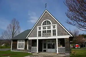 三笠鐵道紀念館(日语:)位於克勞福德公園的舊幌內太站仿製建築