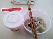 韭菜水饺(右)和豆浆(左纸杯内)
