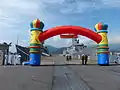 2013年中正軍港營區開放活動清晨的12號碼頭入口,左邊是鳳陽軍艦,右邊是成功級巡防艦子儀軍艦(PFG2-1107)。