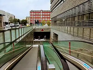 通往哥本哈根地铁3号线站台的入口,位于腓特烈斯贝体育学校附近