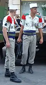 法國外籍兵團成員，於巴士底日閱兵佩戴紅色吊穗肩章