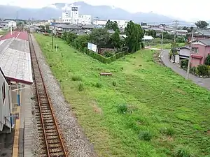 左邊為3號月台。右邊的彎位是已廢止的蒲原鐵道線路軌,前往村松方向。(2004年9月)