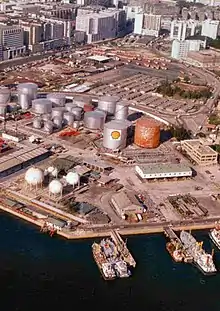 殼牌公司位於香港茶果嶺油庫(攝於1985年,遺址位於現時麗港城、麗港公園、觀塘繞道的範圍,後面九巴臨時車廠後來被政府收回,並興建成業街休憩花園及翠屏河花園)