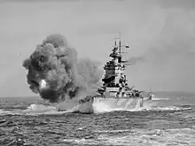 1942年,英國皇家海軍所屬的納爾遜號戰艦在炮擊試驗當中進行主炮齊射。