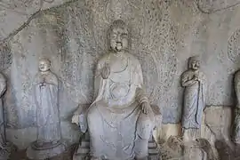 中龛（主龛）中为弥勒佛