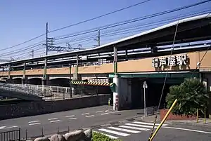 由東南側望去的車站全景。照片左側橋樑部分橫跨者即為蘆屋川(日语:)。