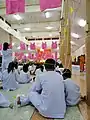 将祈福线绑在信众的头上,以增加法力加持。