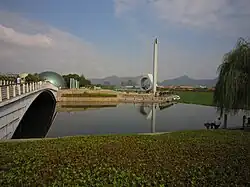 黄岩区一角,中侧是“中国模具之乡”雕塑
