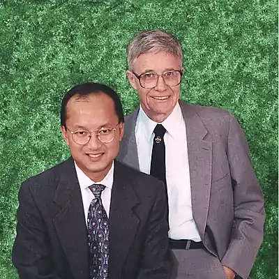 Ken Iverson（右）和Roger Hui在1996年的照片.   [2022-07-30]. （原始内容存档于2022-07-30）.&nbsp;