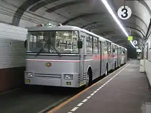 黑部大壩站停靠中的300形無軌電車(日语:)(2007年6月27日)