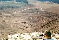 地球上美國猶他州紀念碑谷的地層。這些地層至少有一部分被認為是水流沉積物形成的。因為火星上有類似地形,所以認為火星上類似地層也是由水流沉積物形成。