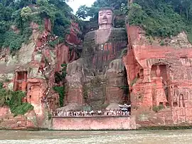 中國乐山大佛,世界上最大的石造佛像(唐代713年至803年間興建),是一尊彌勒菩薩倚坐像