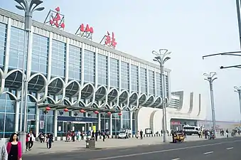 现时乐山站的站名标志取自郭沫若的书法字. 三江都市报. 2014-08-07  [2016-04-25]. （原始内容存档于2016-05-31）.&nbsp;