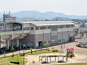 高架化後的車站大樓(2018年4月)