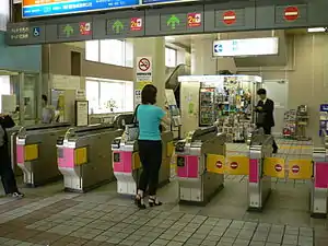 京成站區剪票口(2005年6月12日)此圖片需要更新。 (2020年7月18日)請更新本文以反映近況和新增内容。完成修改後請移除本模板。