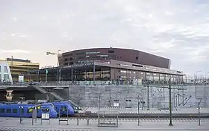希尔莉站站台，照片中间的建筑为馬爾摩體育館