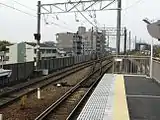 車站西側東名高速架道橋(後)與渡線(前)