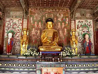 大雄殿中央供奉釋迦牟尼佛,後方為靈山會上圖與四天王壁畫(韓國寶物第1797號)