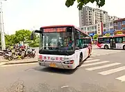 重组后扬子公交的红色涂装（611路于公园北路，型号为海格KLQ6109GAC5）