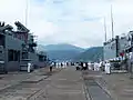 2013年中正軍港營區開放活動,從12號碼頭北端南望蘇澳港,左邊是鳳陽軍艦,右邊是成功級巡防艦子儀軍艦(PFG2-1107)。