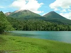 遠內多湖所見的雌阿寒岳（左）與阿寒富士(右)
