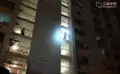 防暴警察用射燈照向圍觀的居民