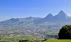 从莫尔沙赫远眺施维茨,图中右侧为大米滕山