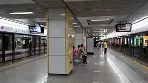 长龙站站台