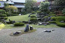 日本大阪府大阪市四天王寺中的本坊庭院(日语:),是一座枯山水园林