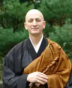 歐美汉传比丘的衣著:外披的福田衣(棕黄色)即袈裟