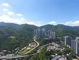 興建前為山坡（左下方），2016年9月