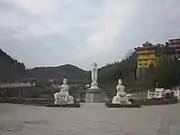 文殊菩萨、普贤菩萨和三面观音。