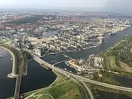 西兰桥所在的区域的航拍图。图中宽阔的跨海桥梁即为西兰桥。图中西兰桥附近的海船闸即为哥本哈根船闸。