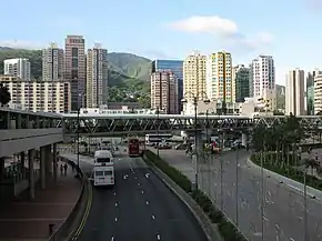 荃灣大河道一帶,可見的主要公共設施有荃灣大會堂、遠處的荃灣政府合署(連荃灣公共圖書館)