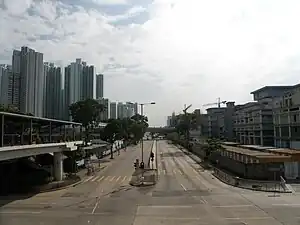 2014年的東京街近深水埗公園游泳池一段,右後方正興建西九龍法院大樓