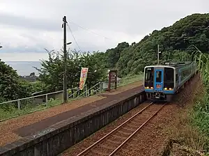土佐白濱站全景,一輛南風號列車正駛往佐賀公園方向,2010年7月10日攝。