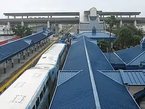 十字交叉的迈阿密地铁和三县铁路站台