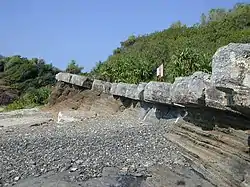 東平洲名勝:龍落水（上下兩層岩石硬度不同）