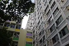 拆卸前的東頭邨22座-原擬於1992年拆卸，但在加設支撐鋼架後延遲至2013年才進行清拆重建
