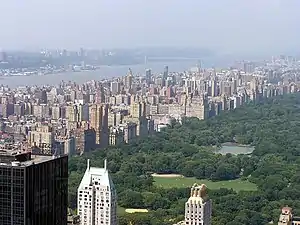 上西城及中央公園，遠處為哈德遜河。