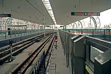 成都犀浦站的同台换乘，位于中间的复线铁路为成都地铁下属成都地铁2号线，两侧的复线铁路为国铁下属成灌铁路。这是中国大陆首个城市轨道交通、国家铁路之间的同台换乘案例。
