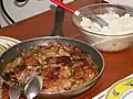 亞薩是西非地區其中一款常見菜餚,以雞肉或魚肉製成。圖中顯示為雞肉亞薩